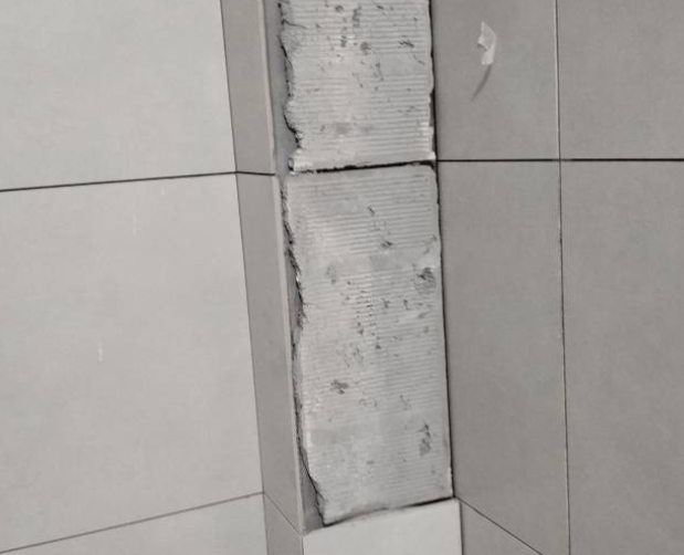 毕节市瓷砖空鼓维修公司分享下瓷砖施工前基层浇水润湿程度不足，可能导致以下问题