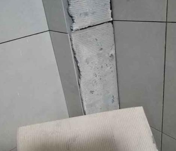 毕节市瓷砖空鼓维修公司分享下厨房瓷砖脱落的补救措施。